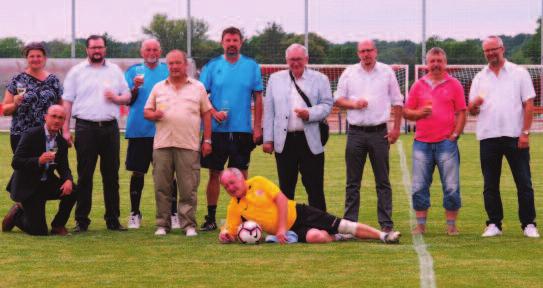 LEOŠ SLAVÍČEK SLAVIL 50 Nedávno oslavil významné životní jubileum Leoš Slavíček, předseda komise rozhodčích a delegátů Královéhradeckého KFS.