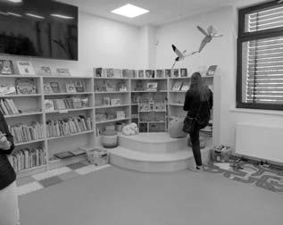 Vnitřní prostory knihovny jsou přes svou modernost a atraktivitu detailů efektní a zajímavé, nicméně, z hlediska provozu, kapacity, práce s knihovním fondem a se čtenáři zejména, velmi, velmi