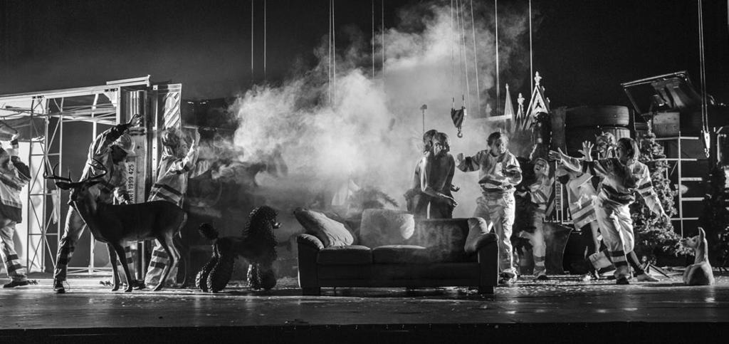 Faust (foto Patrik Borecký) Špinarova parta (zprvu se spolurežisérem Štěpánem Páclem a dramaturgy Martou Ljubkovou a Janem Tošovským) nezastírala, že chce do posvátné instituce vnést čerstvý vítr.