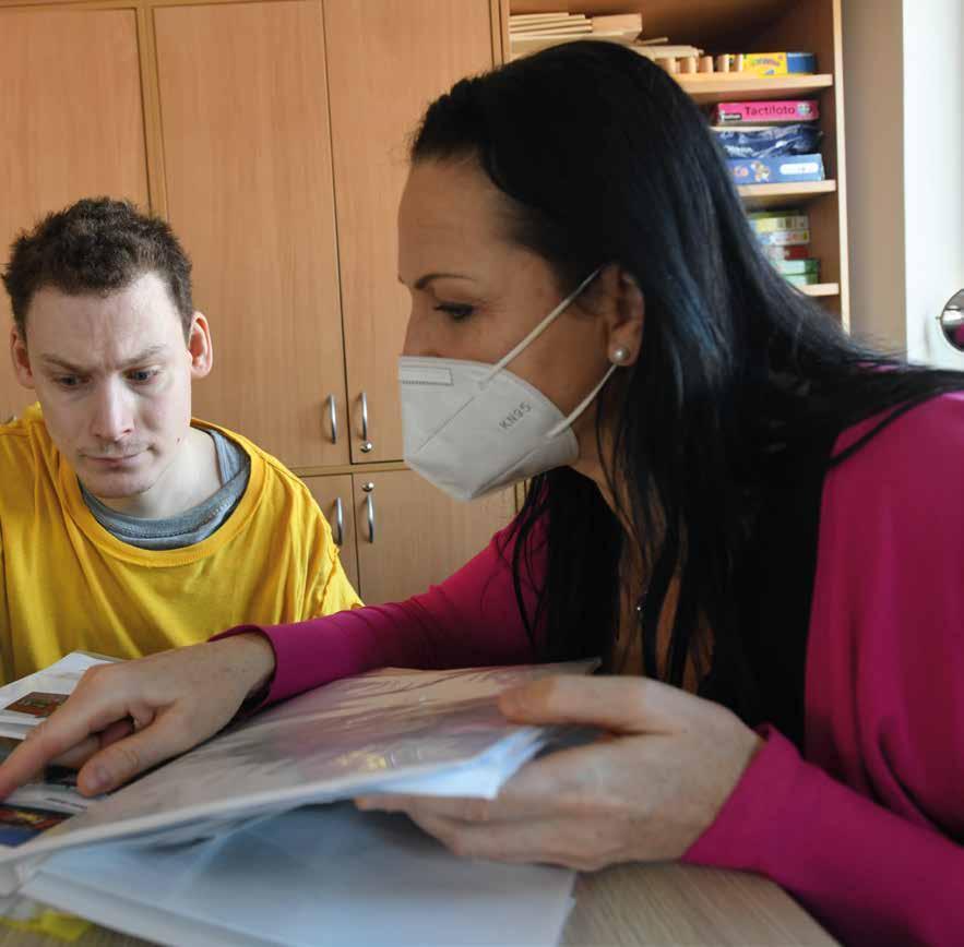 NADACE vali, a to nejlépe v kontinuálních ucelených výcvicích, které mají pozitivní dopad jak na člověka s autismem, tak na jeho rodinu.