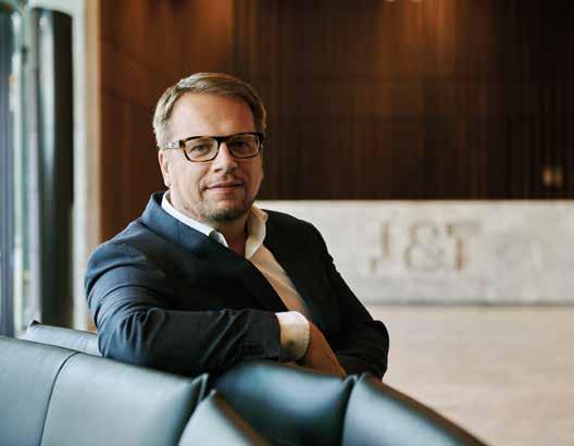 ROZHOVOR ŠTĚPÁN AŠER V současné době zastává post generálního ředitele J&T Banky zodpovědného za strategický rozvoj na českém a slovenském trhu. Zároveň je členem představenstva.