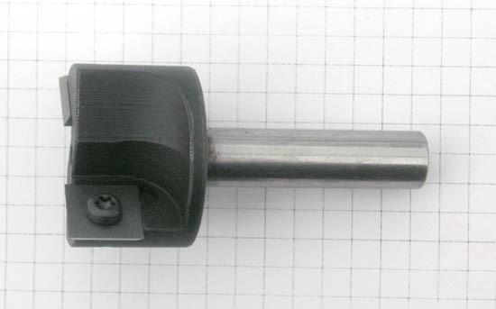 FRÉZA NA ROVNÁNÍ PRACOVNÍHO STOLU* Tento speciální nástroj je určený pro frézování pracovní plochy routeru do roviny vůči vřetenu. Stopa 32mm zajistí rychlé srovnání i velkých ploch.