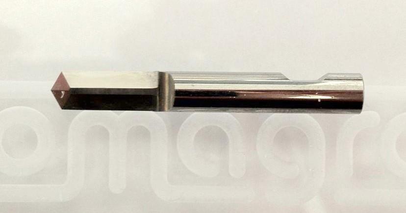 Nůž má vespodu malý radius, aby se předčasně nezlomil. ONO - s oboustranným ostřím pro řezání silnějších materiálů, např. voštinové sendvičové papírové desky.