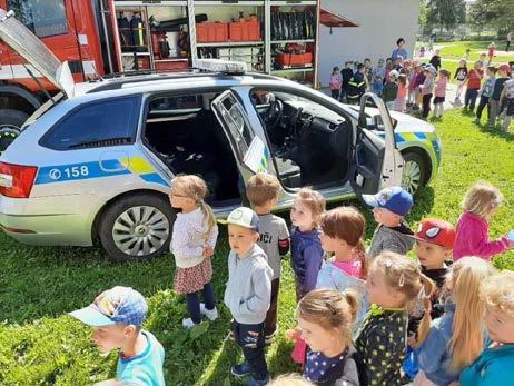 Hned po příjezdu vítaly obě záchranné složky na zahradě děti ze všech tříd. Hasiči i policista věnovali dětem celé dopoledne a trpělivě odpovídali na jejich zvídavé otázky.