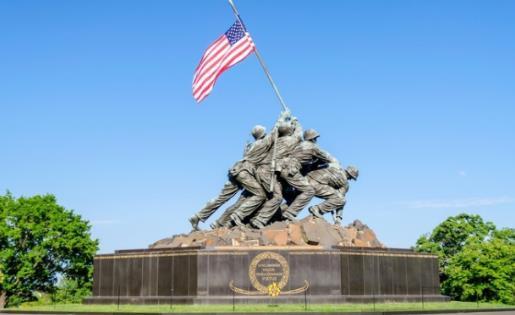 americké pěchoty, kteří vlajku vztyčili, byl právě Ira Hayes, na fotografii se jedná o muže zcela vlevo, jehož ruce směřují vzhůru ke stožáru vlajky.