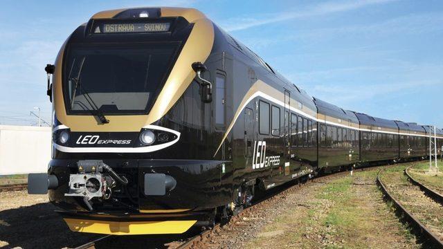 Obrázek 10 Vlak Leo Express Zdroj: Leo Express Interiér vlaku se dělí do čtyř tříd, které se liší jak vzhledem, tak nabízenými službami.