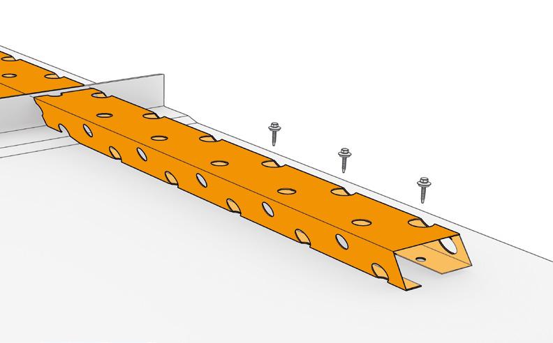 Před připevněním hřebenáče namontujte ventilační klempířský výrobek, k čemuž použijte farmářské šrouby 4,8 x 20 mm nebo montážní vruty L 4,2 x30 mm (pro jednu tabuli panelu