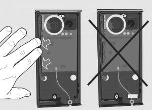 5. Připojte kabeláž, podle popisu v kapitole Elektrická montáž. Dbejte, aby kabeláž nebyla přivřena při montáži plastového krytu. Správné vedení kabeláže je znázorněno na obrázku. 6.