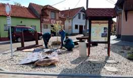 A pak stačí pár minut a tisícům lidí v našem blízkém okolí se obrátí život naruby. Ještě jsme se pořádně a svobodně nenadechli bez náhubků a zaútočilo tornádo.