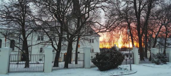 ve čtvrtek 31. 12. od 18 hodin. Veřejné osvětlení Po letech vyjednávání s majitelem pozemku se nám podařilo zrealizovat osvětlení začátku ulice Ke Kapličce.