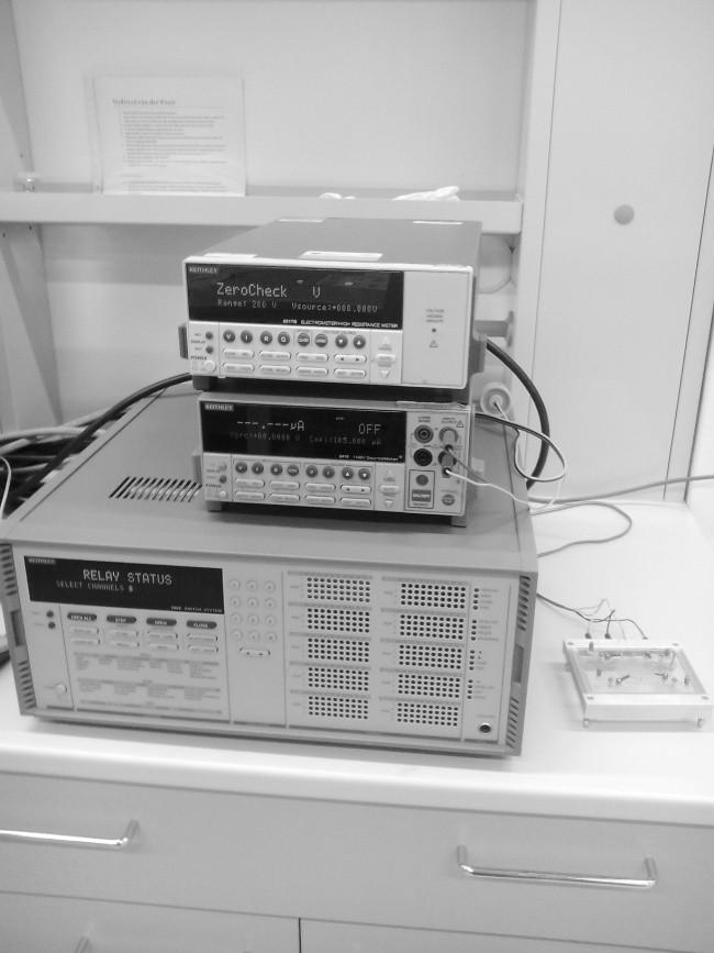 UTB ve Zlíně, Fakulta technologická 53 k aparatuře obsahující scanner K7002, programovatelný napěťový zdroj K2410, digitální elektrometr K6517, spínací kartu K7011-S (všechno Keithley Instruments Inc.