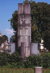 KULTURNĚ HISTORICKÁ MÍSTA, OKRASNÉ PRVKY 3 Pomník polskému lékaři L. Zamenhofovi, zakladateli meziná rodní umělé řeči esperanta, je černý a má jehlancovitý tvar. Původní pomník byl zničen za 2.
