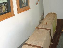 KULTURNĚ HISTORICKÁ MÍSTA, OKRASNÉ PRVKY 2 Místo, kde v letech 1900 1940 stávala židovské synagoga. Byla vypálena místními nacistickými fanatiky. /K 9/ 3 Místo, kde býval židovský hřbitov.