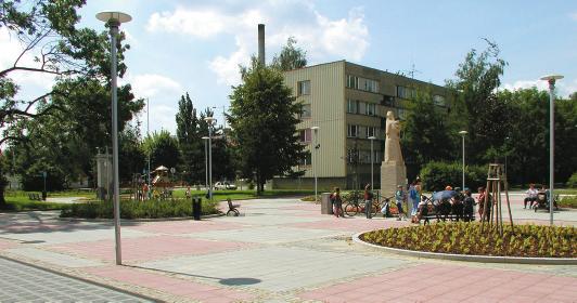 armády /K 8/ 3 Bývalé sklady na Lidické ulici zajímavá skupina budov /L 10/ 4 Areál bývalých kasáren s typickou podobou nízkými budovami, betonovou nástupní plochou a zvýšeným betonovým plotem.