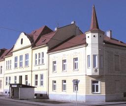 STAVEBNICTVÍ A ARCHITEKTURA Ostatní zajímavé stavby 10 Výšková budova lokomotivního depa z r. 1943. Do 70.