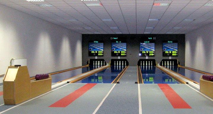 informace z oddílů Nový rok přinesl nové kuželny pokračování ze str. 1 korun. Kuželnu řídí automaty Schmit a povrch drah je deskového typu.