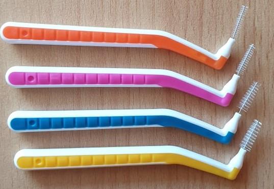 Tabulka 18 Curaprox dle ISO Původní Skutečná tyrkysový 0 0 červený 1 1 růžový 2 2 žlutý 2 3 světle zelený 3 3 růžovo červený 4 5 tmavě růžový 5 6 fialový 6 7 modrý 7 8 Mezizubní kartáčky značky