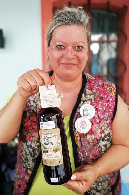 VÝROBKYNĚ SIRUPŮ Chemické léky nemoci tlumí, bylinky je řeší Začalo to jako pouhé hledání zdravější alternativy k marketingovým sladkým nápojům pro sebe a svou rodinu, Alice Sušková pak ale ve výrobě