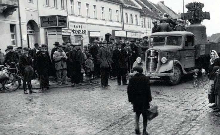 Neproběhne slavnostní ceremoniál na Kalinově náměstí v obvyklém rozsahu, neprojede konvoj historických vojenských vozidel a ani neuslyšíte koncerty v rámci Jazz Day na nádvoří zámku Blatná.