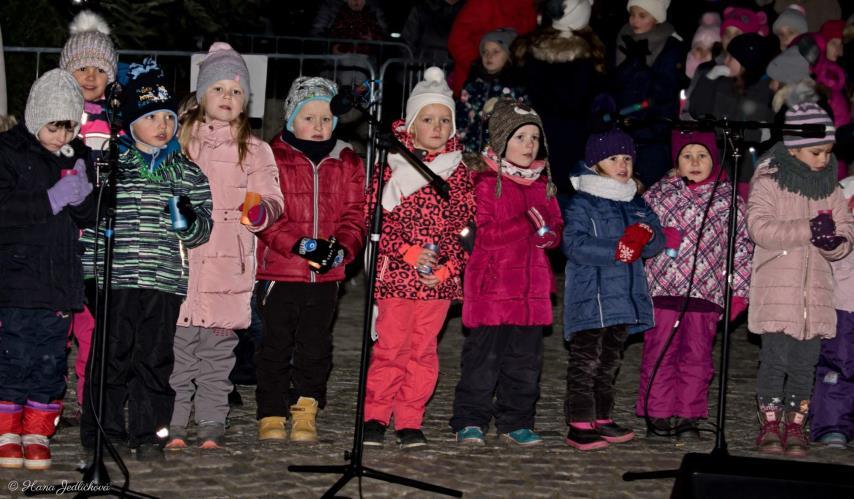 LISTOPAD Kulturní dění V listopadu se uskutečnilo podzimní setkání důchodců v hale Suprovka, o kulturní program se podělily děti ze SVČ ORION, naší ZUŠ a Divadlo Slunečnice z Brna.