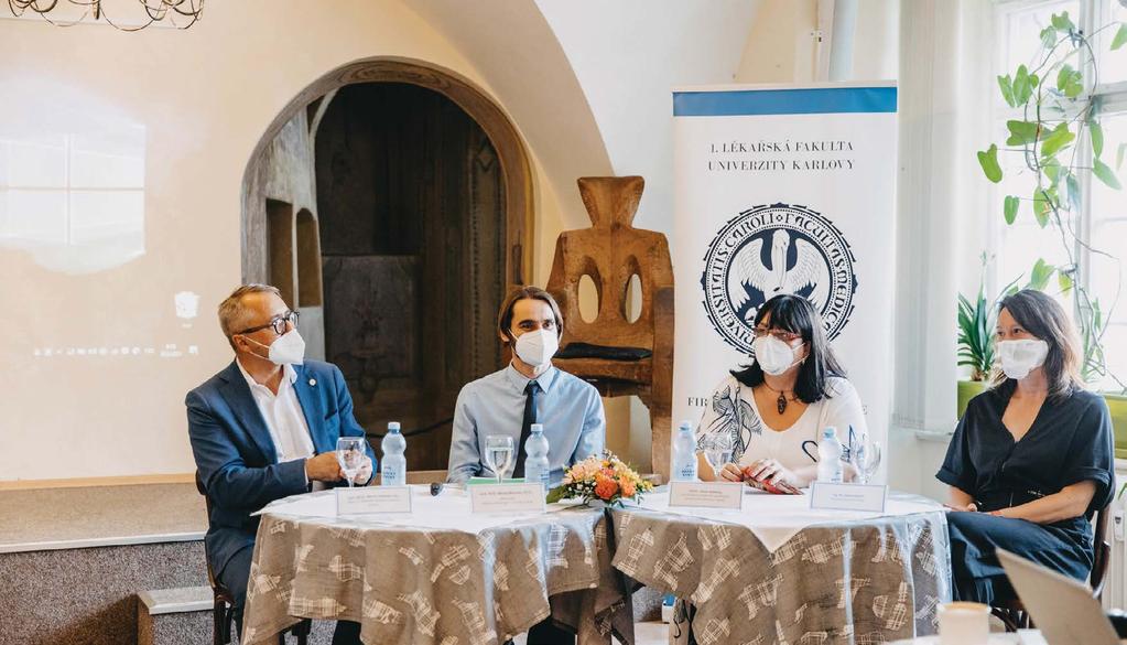 jednička objektivem Za účasti rektora UK prof. Tomáše Zimy a děkana 1. LF UK prof.