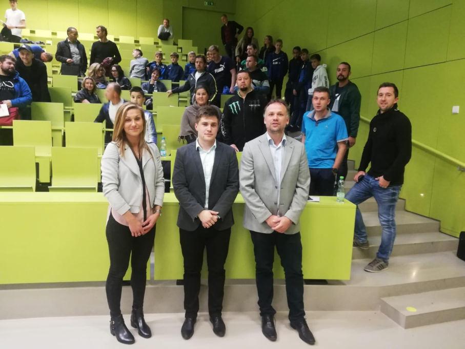 Zdravý životní styl a prezentace hry Klub pro své hráče pravidelně pořádá sérii přednášek týkající se zdravého životního stylu a prezentace hry.