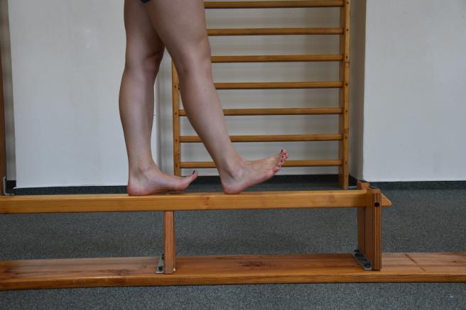 Aby děti chodily poctivě pata špička a nedělaly větší kroky, které jsou nežádoucí, lze k chůzi připojit slovní motivaci typu pata vždy polechtá prsty apod.