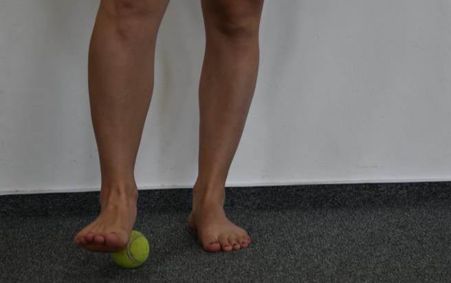 ) Ježka můžeme následně uchopit do ruky a namasírovat si také nárty či ve stoje celé dolní končetiny od shora dolů a zpět, a to celé několikrát zopakovat.
