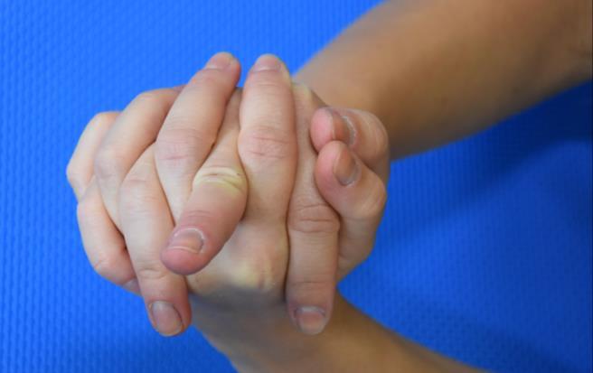 Podobně jako u předešlého popisu budeme střídat dvě postavení rukou, a to pozici kopečku,