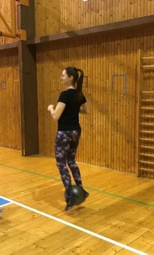 TUČŃÁČÍ VEJCE Na šíři tělocvičny se rozestaví všechny cvičící děti. Následně se cvičenci postaví s medicinbalem mezi kotníky a snaží se skákat na druhou stranu, aniž by jim medicinbal z úchopu vypadl.