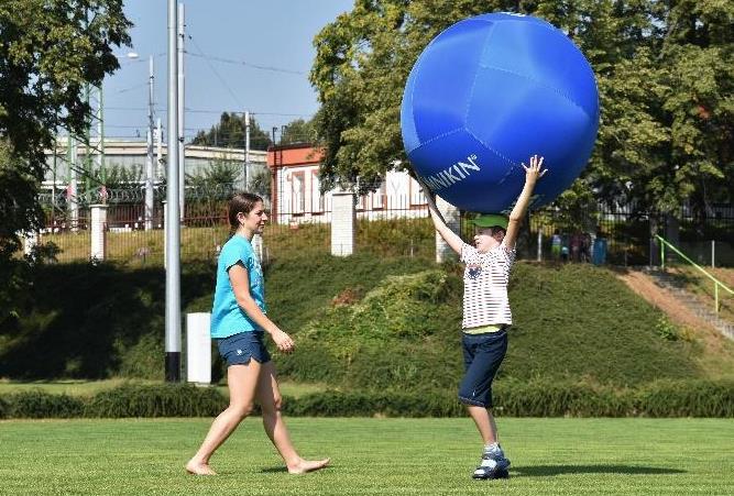 Ten míč zastaví a hra pokračuje ve stejném duchu dál. LACHTANÍ BALANC Úkolem každého dítěte je projít předem stanovenou trasu s míčem kin-ball, aniž by se jakkoli dotkl země.