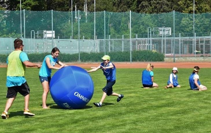ČÍSLA Děti se rozčlení do vyrovnaných skupin, ve kterých si rozdělí čísla podle počtu hráčů. Následně jsou skupiny rozestaveny do dvou řad naproti sobě, uprostřed je připraven míč.