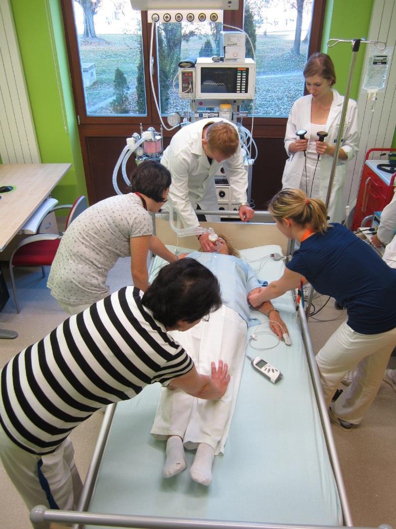 Další možnosti biologické léčby - elektrokonvulzivní terapie /ECT/ el. impulsem v mozku je vyvolán stav obdobný epilept.