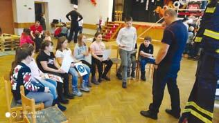 Zkoušeli si svou zručnost při řezání a vrtání dřeva, skládali tašky na střechu, čistili komín, šroubovali šroubky na čas, zatloukávali hřebíky do dřeva a seznamovali se se zásadami bezpečnosti
