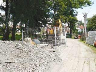 LUDGEŘOVICKÝ ZPRAVODAJ 2 / 2020 Snímek z 8. 7. 2013 v ulici Na Návsi: Protlak pod tělesem silnice 56 Jedna stoka stavěné splaškové kanalizace v naší obci má křižovat silnici č.