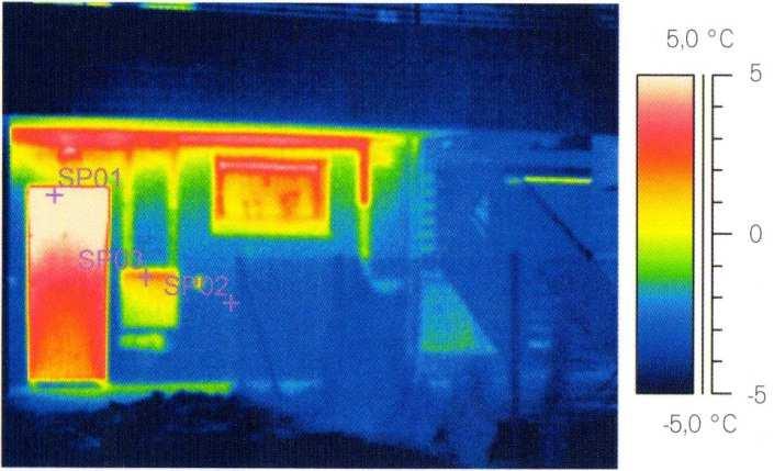 studie je nutné mít dobře zpracované konstrukční detaily, aby se předešlo zbytečným tepelným únikům. Obrázek č. 2 Termovizní snímek odvodové stěny exteriéru [5] str.