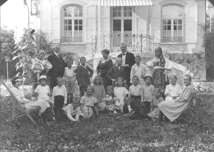 Rodinné album s fotografiemi (1890 1924). Vpravo manželé Duškovi, zcela vlevo matka Cyrila Duška, uprostřed (patrně) teta Pavly Smolíkové z otcovy strany.