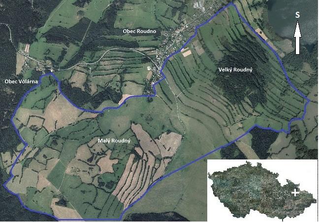 sopečné činnosti jako v případě Velkého Roudného jsou již méně patrné, což vychází ze skutečnosti, že Malý Roudný je geologicky starším objektem než jeho větší soused.