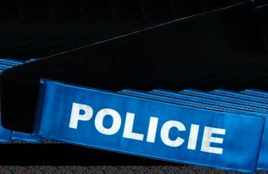 RUKÁVOVÁ PÁSKA Rukávová páska policie je určena k označení policistů, kteří vykonávají službu v civilním oděvu, zejména při zákrocích nebo úkonech na místě činu.