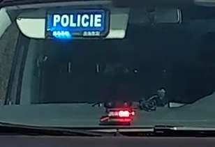 OZNAČENÍ VOZIDLA Nápis v provedení bílá písmena na modrém podkladu je vnějším označením policie. Nápis odpovídá označení vozidla, ve smyslu 12 odst. 3 písm. b) vyhlášky č. 122/2015 Sb.