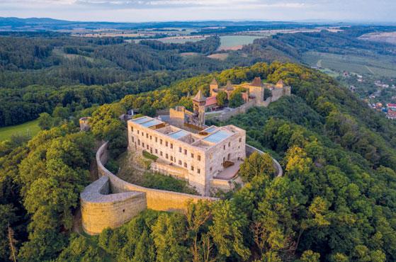 AKTUÁLNĚ Z PŘEROVA DENNÍ ZPRAVODAJSTVÍ NA WWW.PREROV.EU A TELEVIZE PŘEROV PŘEROVSKÉ LISTY 7/2021 6 Propojení historické i současné architektury se líbí, Helfštýn je krajskou Stavbou roku i soukromě.