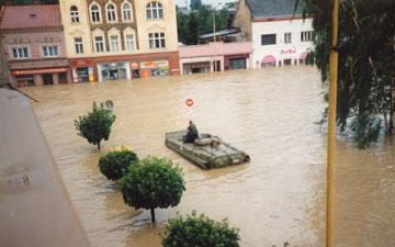 PŘIPOMÍNÁME SI Ještě několik měsíců po opadnutí vody mě v noci budily noční můry. Já se dostala domů z práce ještě v pořádku, dcera už připlavala. Lokla si špinavé vody a měla pak zdravotní potíže.