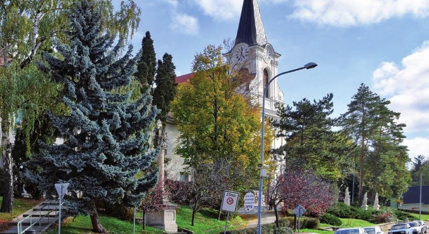 Lemberka, KOUBKOVÁ Koniášův klíč, VONDRUŠKA Křišťálový klíč 4: Hejnické pastorále, DONOGHUE Volání hvězd Kostel se školou na počátku 50. let 20. století / foto: archiv T.