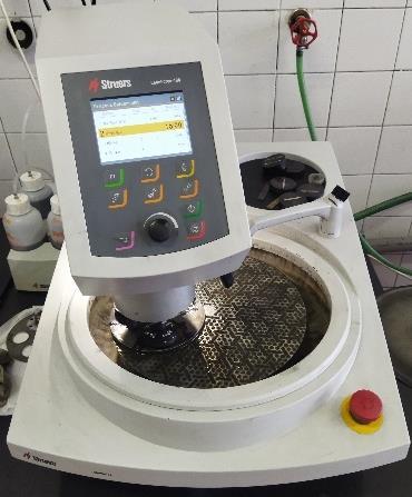 automatická bruska Struers - Laboforce 100, které jsou vyobrazeny na obrázku 24.