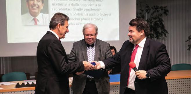 Počet: profesorů: docentů: odborných asistentů: asistentů: interních doktorandů: externích doktorandů: 2 2 3 1 4 3 Charakteristika katedry, odborné zaměření a garantované studijní obory Kvalifikační