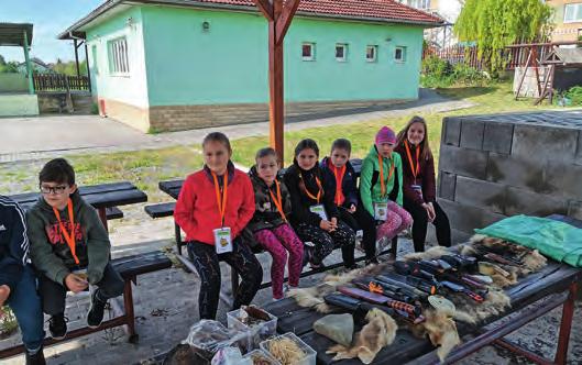 ukázka zbraní, pravidla střelby. Děti si vyzkoušely i střelbu. Tento den se velmi vydařil a podle ohlasů dětí byly všechny spokojené.