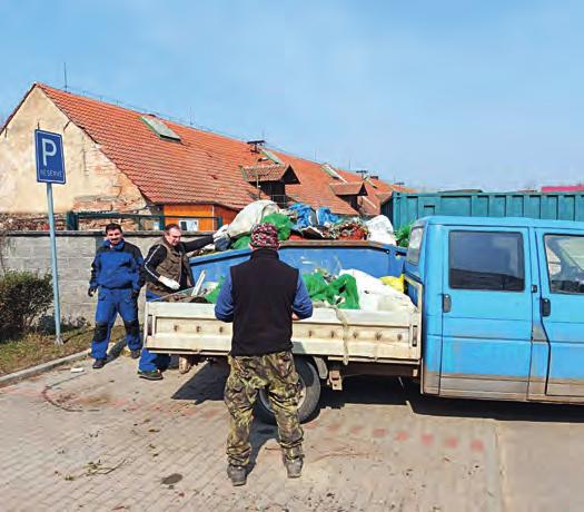 Někteří mají těchto nedopalků i plné předzahrádky. A přitom stačí si dát ke dveřím nějakou nádobu, do které je mohou dávat a následně vyhodit do smíšeného odpadu. Hodně by to pomohlo.