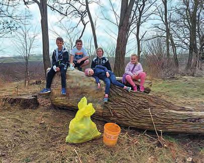 A poslední nepochopitelnou věcí jsou obaly od bonbónů hašlerek, které jsou po celé dědině včetně míst okolo místního kostela a na hřbitově.