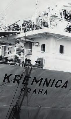 ROZHOVOR S JANEM ZEMANEM Nebo v Buenos Aires, tam jsme byli 14 dní, vozili to tam kamionama, jenomže když se otevře taková velká lod, to pohltí jeden kamion, to je jak kýbl písku do nákladního auta.