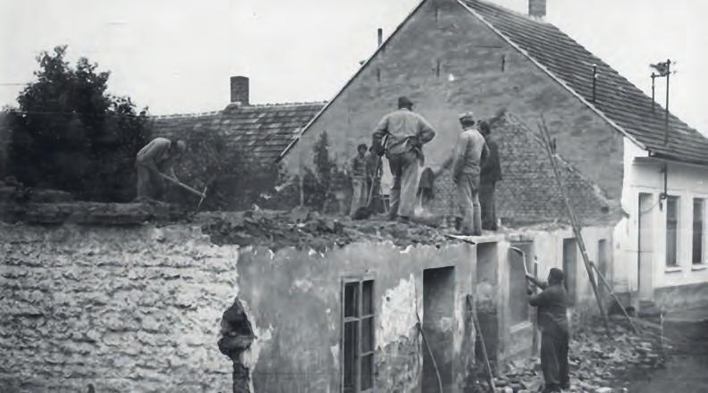 HISTORIE Obecní pastouška Co vlastně byla pastouška? Jednalo se o obecní stavení sloužící obecním pastýřům, obecním sluhům, případně ponocným. Tehdejší pastýř se staral o dobytek vyháněný na pastvu.